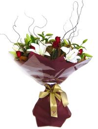 Ankara Balgat �i�ek yolla firma �r�n�m�z 3 adet k�rm�z� g�l ve kazablanka buketi
