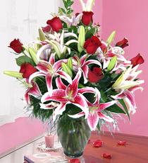 Ankara Balgat �i�ek�i yolla d�kkan�m�zdan vazoda g�l ve kazablanka �i�e�i Ankara �i�ek g�nder firmas� �ahane �r�n�m�z 
