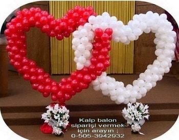K�rm�z� ve beyaz sevenlerin kalp balonlar� 