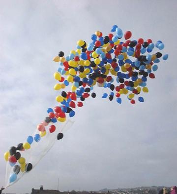 200 adet renkli u�an balon b�rakma