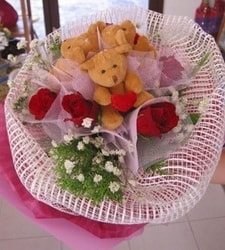 3 adet ay�c�k ve 3 adet yapay g�l buketi 